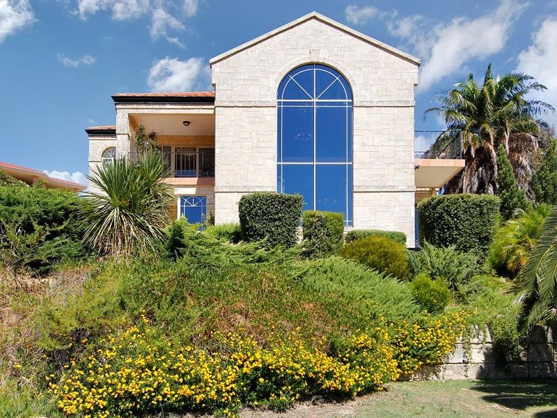 207 Falls Road, Lesmurdie WA 6076