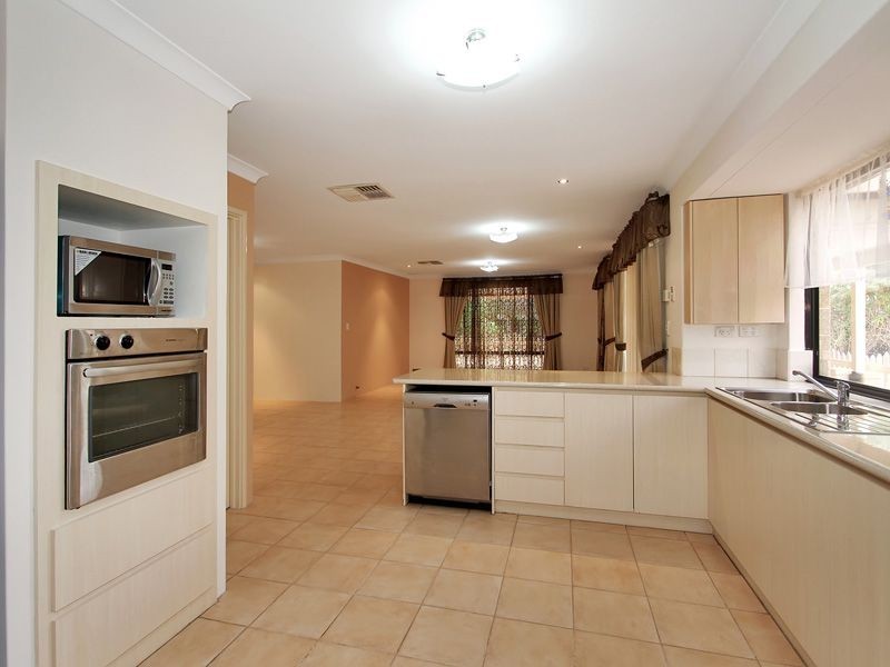 20 Freeduff Drive, Wattle Grove WA 6107