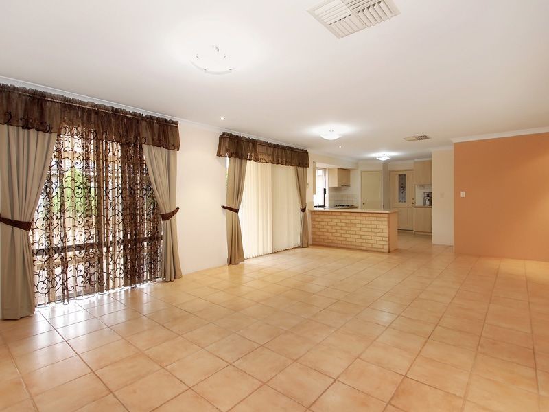 20 Freeduff Drive, Wattle Grove WA 6107