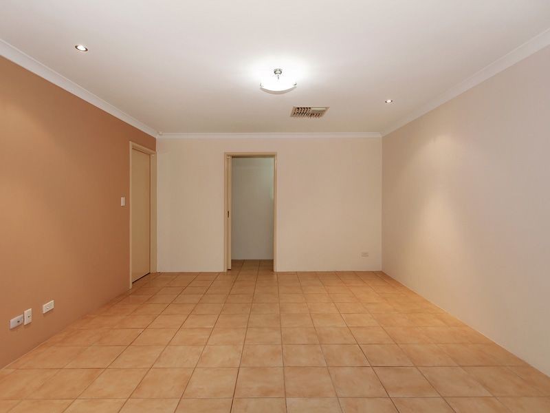 20 Freeduff Drive, Wattle Grove WA 6107