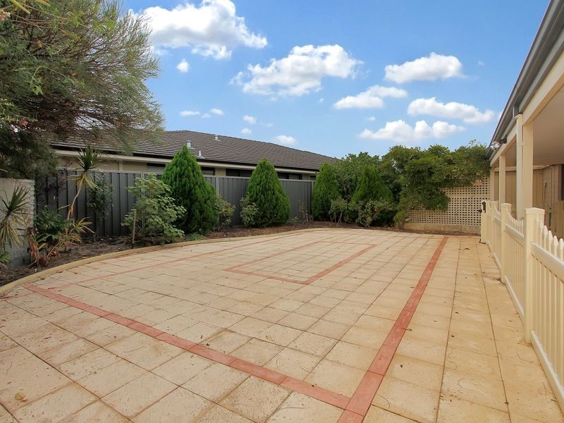 20 Freeduff Drive, Wattle Grove WA 6107