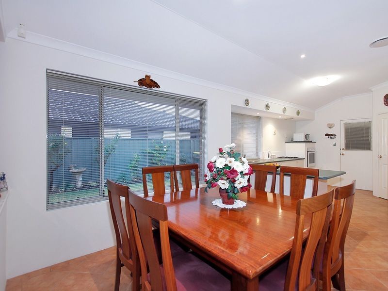 19 Merlin Way, Wattle Grove WA 6107