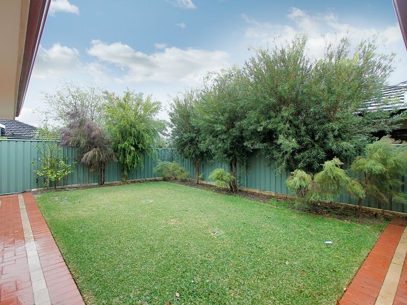 19 Merlin Way, Wattle Grove WA 6107