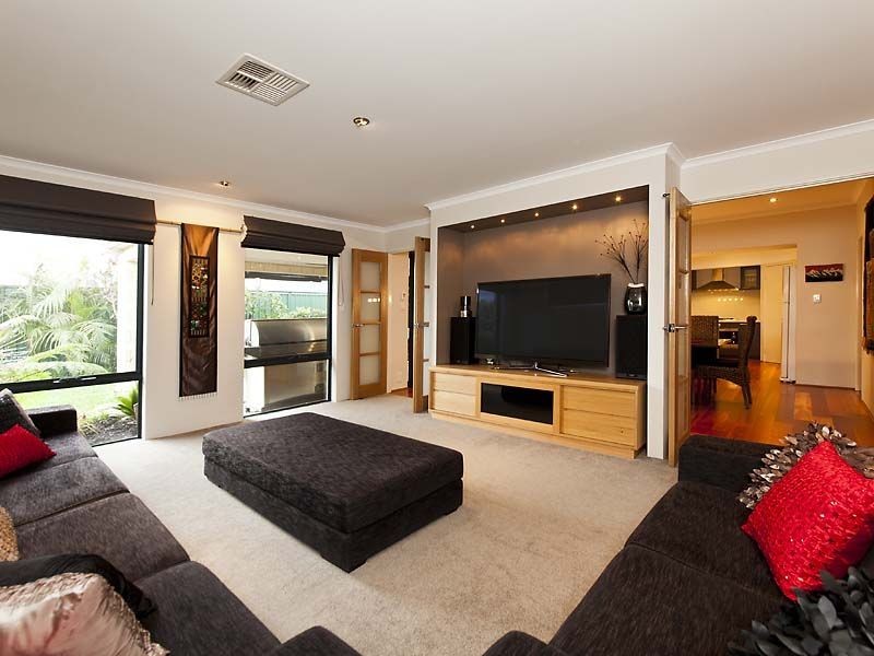 21 Camellia Loop, Forrestfield WA 6058