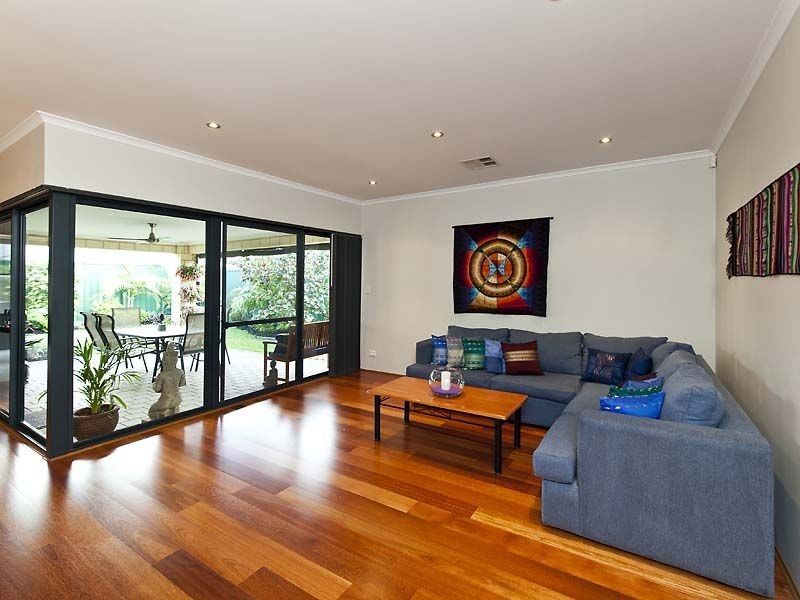 21 Camellia Loop, Forrestfield WA 6058