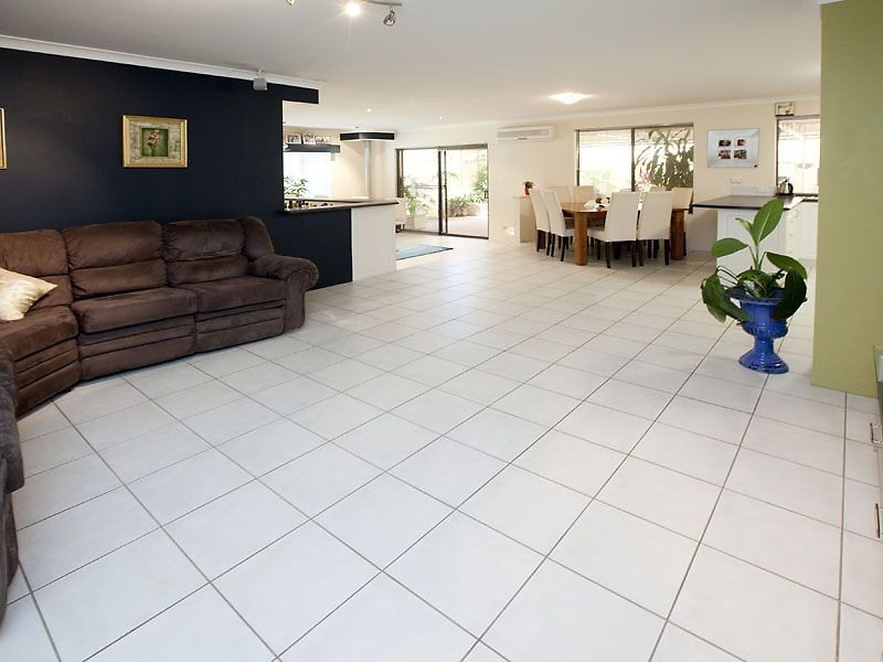 4 Foxglove Avenue, High Wycombe WA 6057