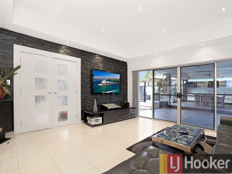 5 Oak Drive, Georges Hall NSW 2198