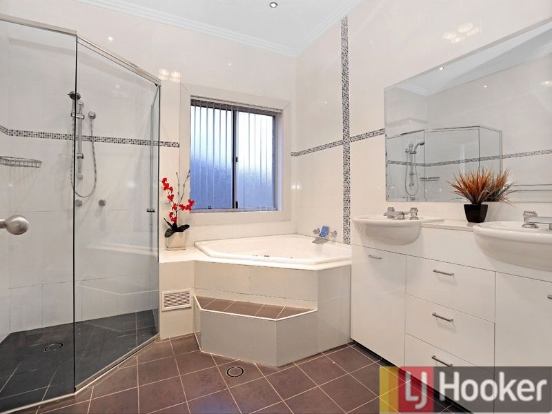 5 Oak Drive, Georges Hall NSW 2198