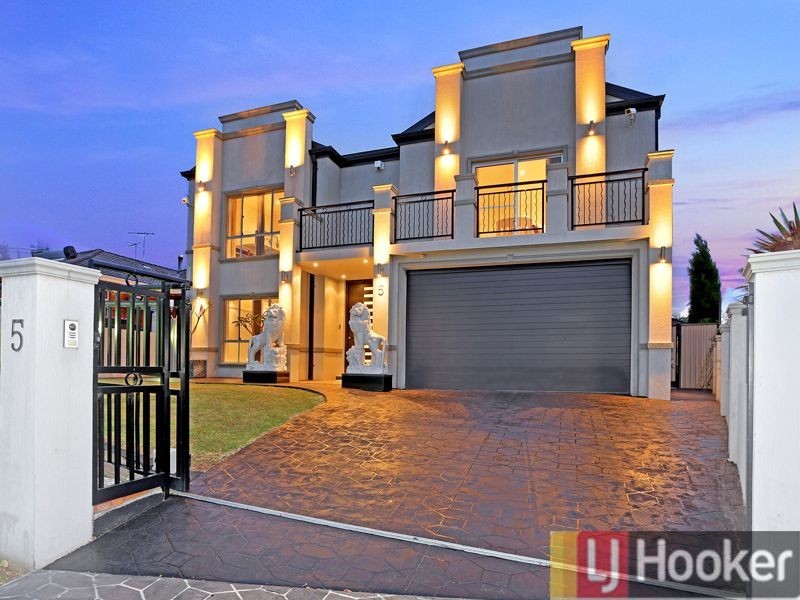 5 Oak Drive, Georges Hall NSW 2198