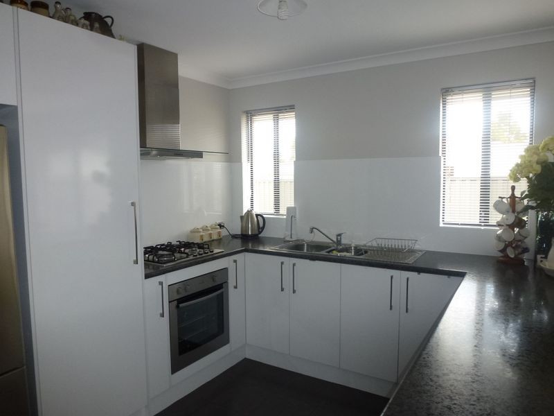 8 Bundoran Approach, Armadale WA 6112