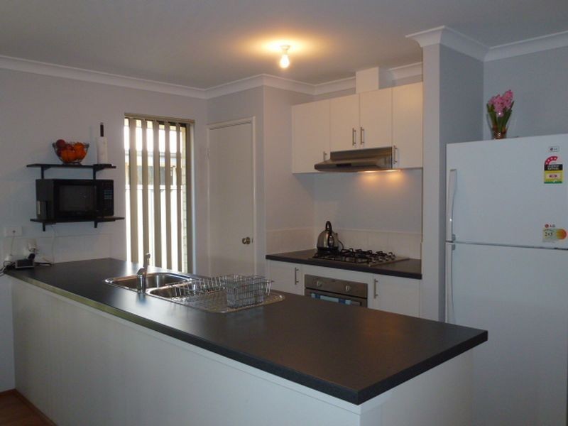 18 Hillhouse Way, Piara Waters WA 6112