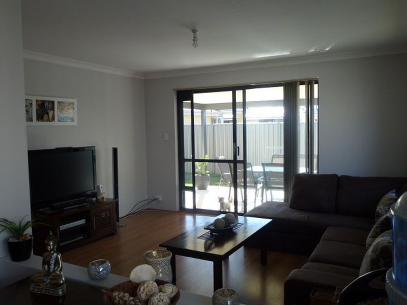 18 Hillhouse Way, Piara Waters WA 6112