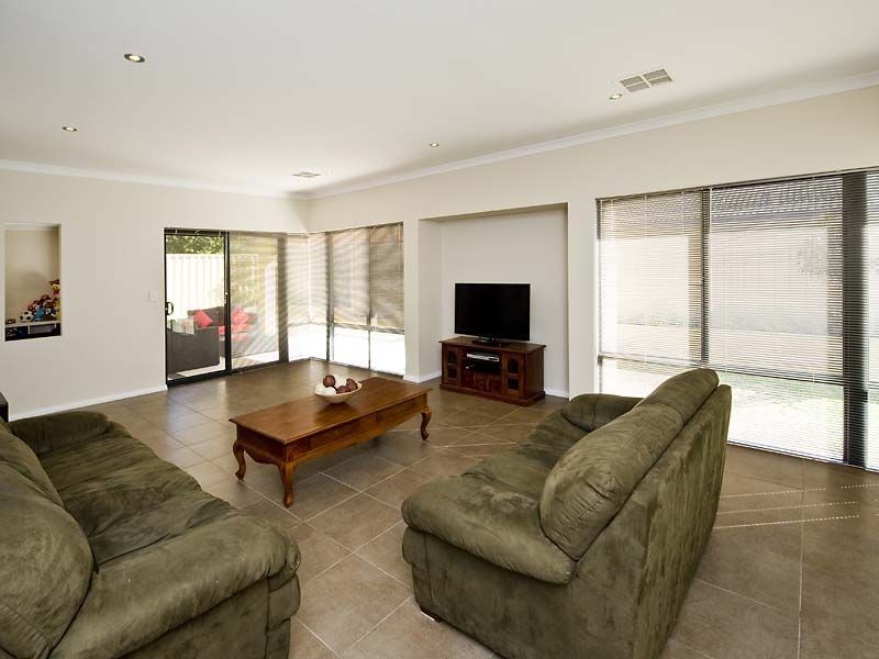 16 Bressingham Street, Canning Vale WA 6155