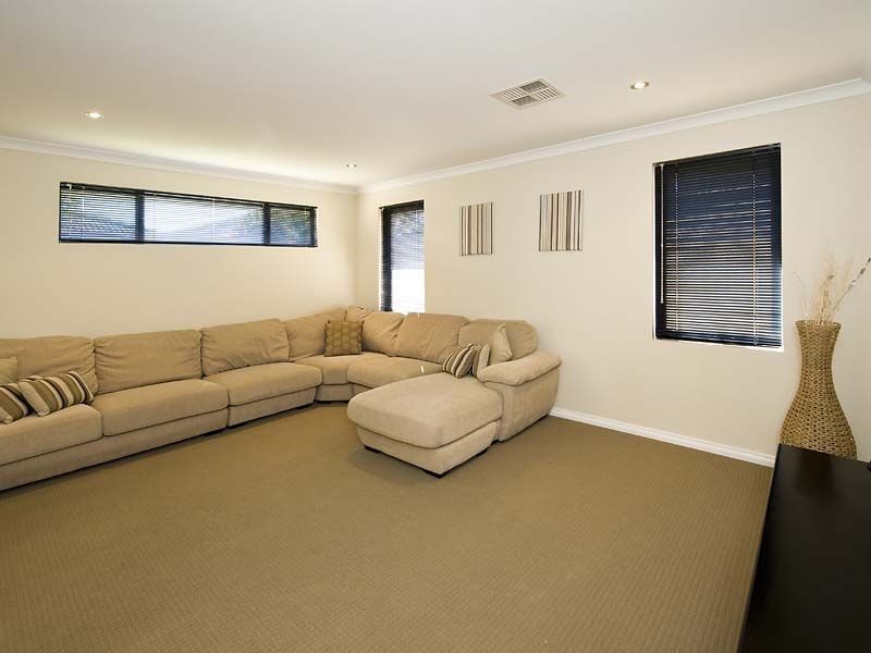 16 Bressingham Street, Canning Vale WA 6155