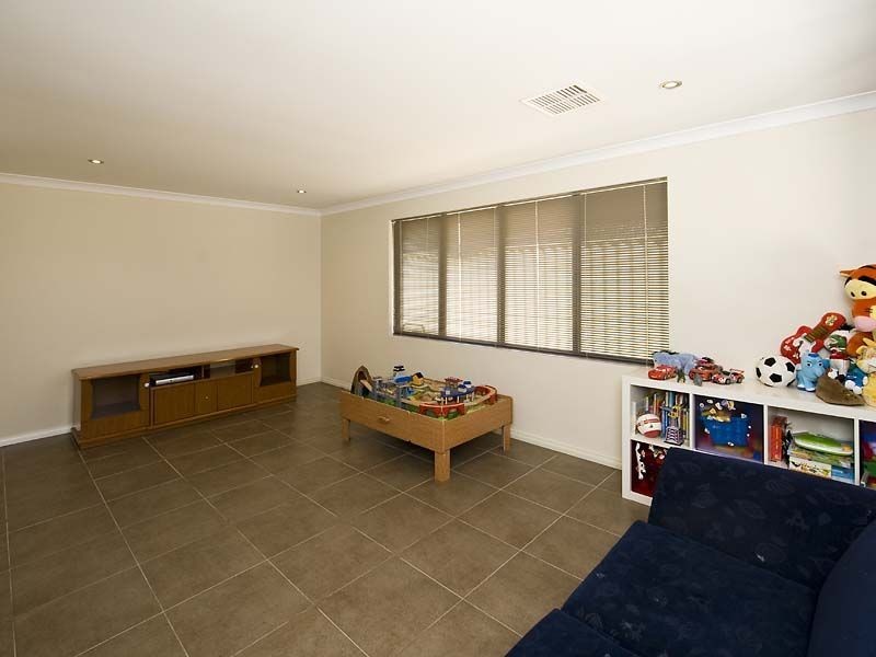 16 Bressingham Street, Canning Vale WA 6155