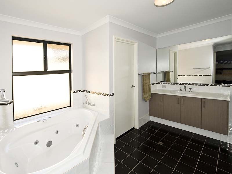 16 Bressingham Street, Canning Vale WA 6155
