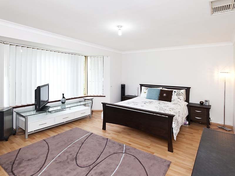 297 Wharf Street, Queens Park WA 6107