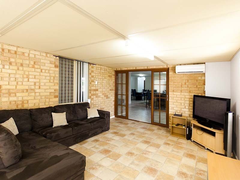 297 Wharf Street, Queens Park WA 6107