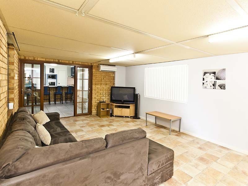 297 Wharf Street, Queens Park WA 6107