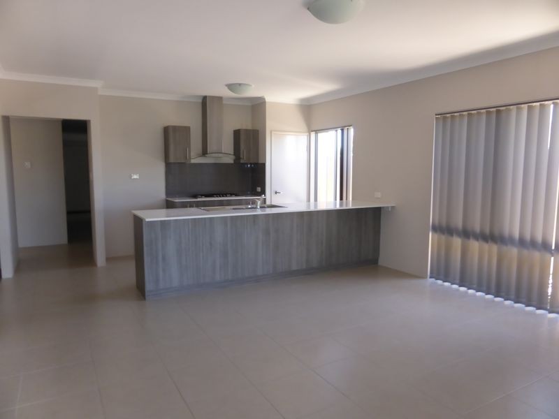 33 St Tropez Gardens, Piara Waters WA 6112