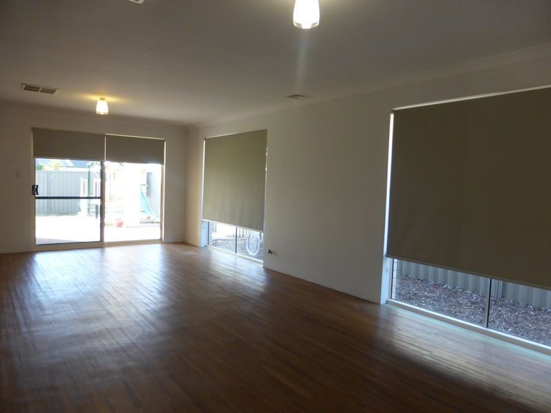 8 Gilman Court, Piara Waters WA 6112