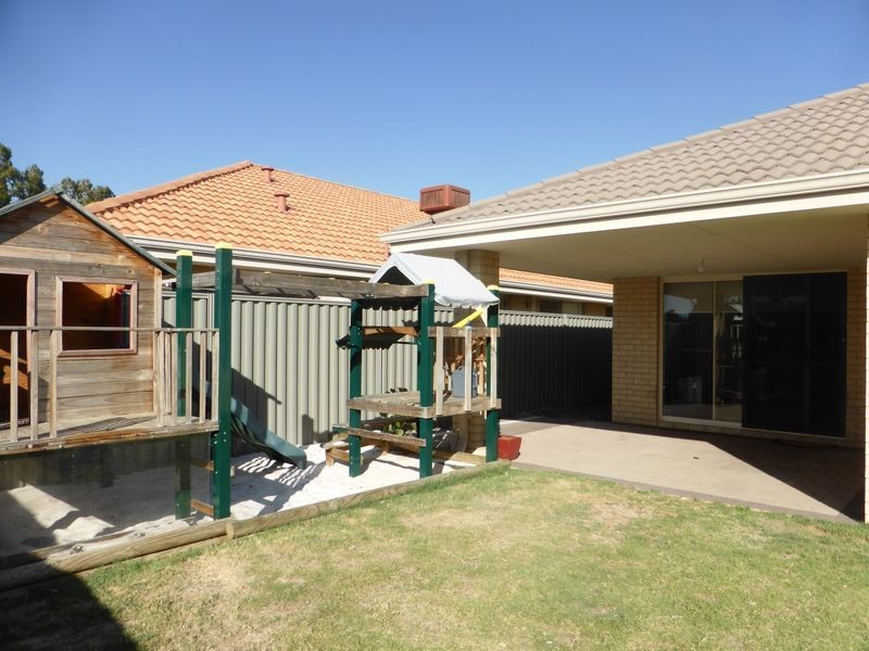 8 Gilman Court, Piara Waters WA 6112