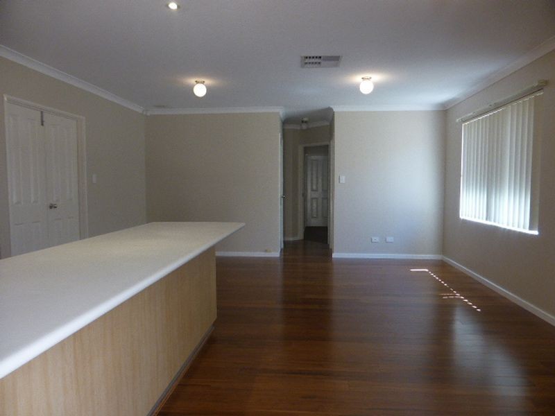 8 b Waxberry Gardens, Canning Vale WA 6155