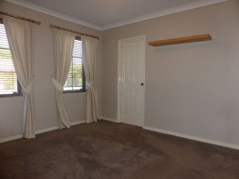 8 b Waxberry Gardens, Canning Vale WA 6155