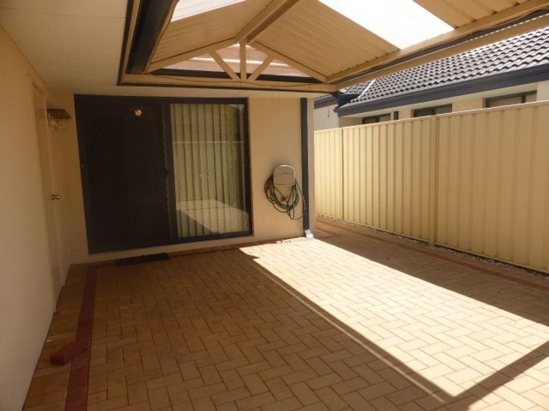 8 b Waxberry Gardens, Canning Vale WA 6155