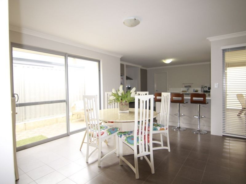 8 Keble Lane, Piara Waters WA 6112
