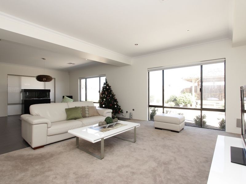 54 Hillhouse Way, Piara Waters WA 6112