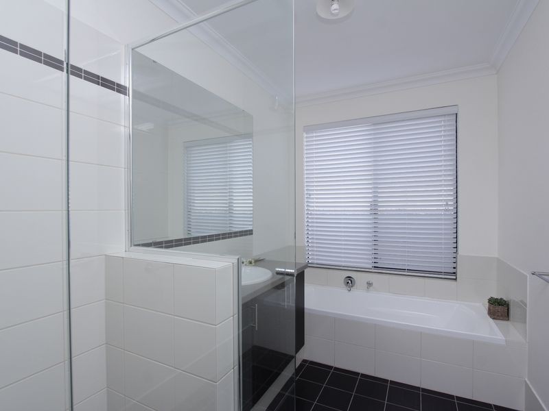 54 Hillhouse Way, Piara Waters WA 6112