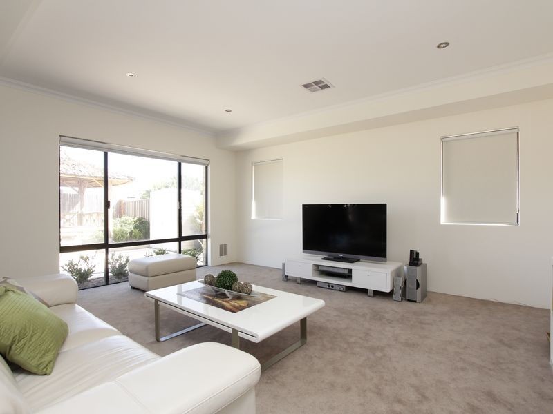 54 Hillhouse Way, Piara Waters WA 6112
