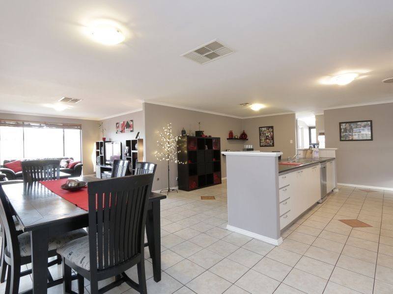 24 Amherst Road, Canning Vale WA 6155