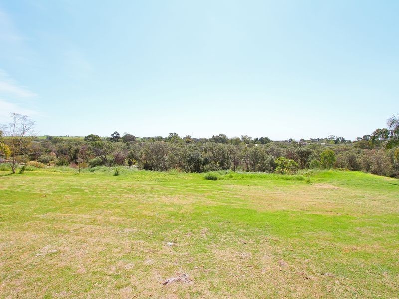 16 Livingstone Drive, Canning Vale WA 6155