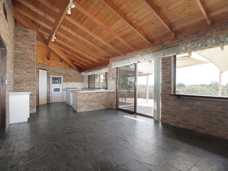 16 Livingstone Drive, Canning Vale WA 6155