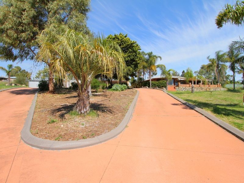 16 Livingstone Drive, Canning Vale WA 6155