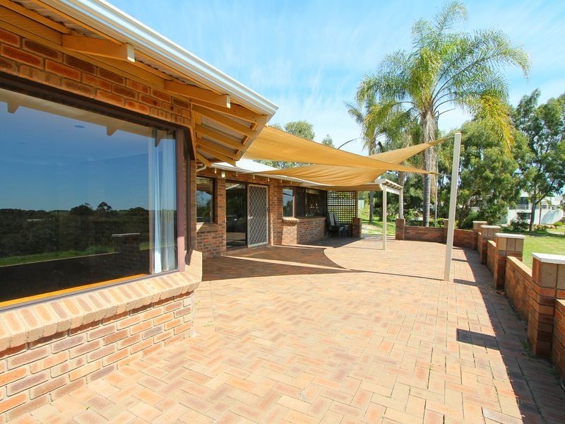 16 Livingstone Drive, Canning Vale WA 6155