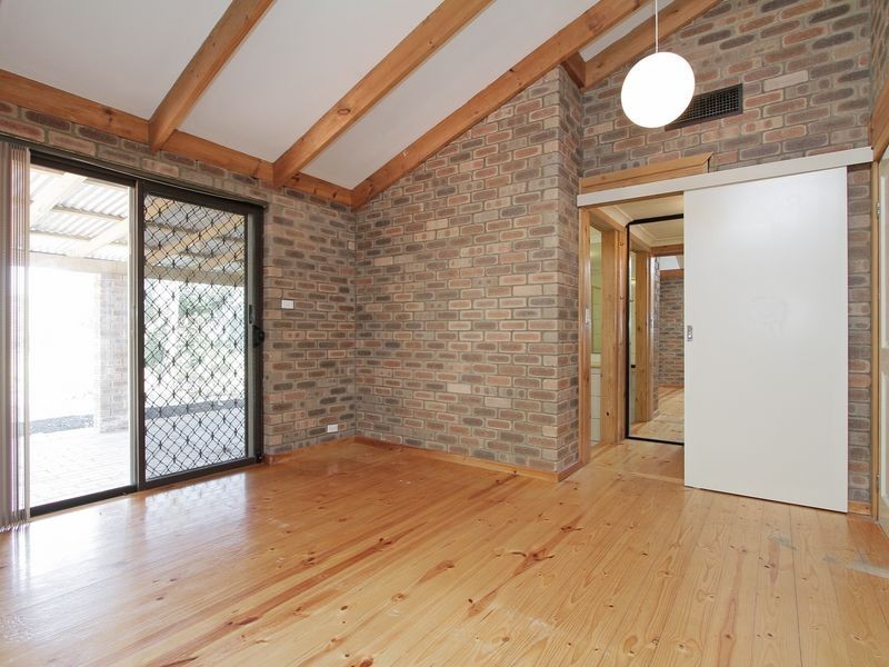 16 Livingstone Drive, Canning Vale WA 6155
