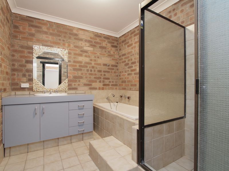 16 Livingstone Drive, Canning Vale WA 6155