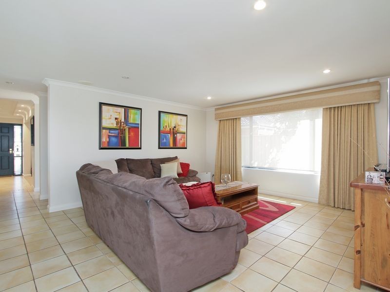 1 Roebuck Avenue, Canning Vale WA 6155