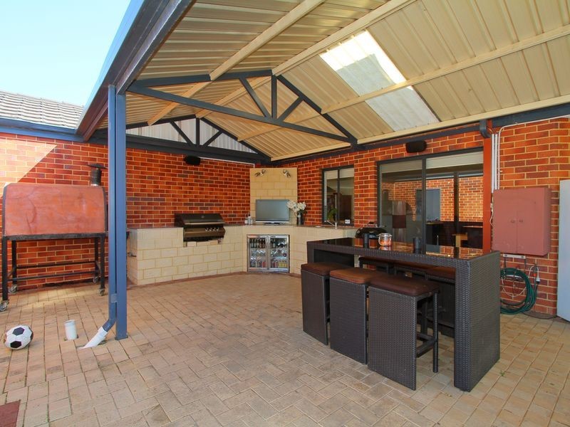 1 Roebuck Avenue, Canning Vale WA 6155