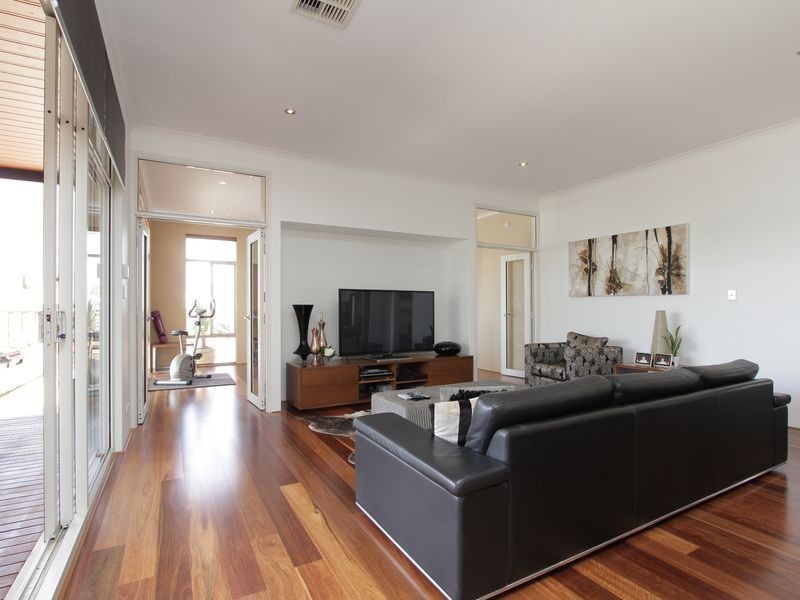 10 Samphire Road, Canning Vale WA 6155