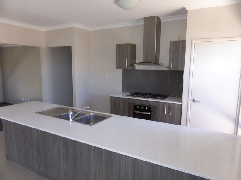 33 St Tropez Gardens, Piara Waters WA 6112