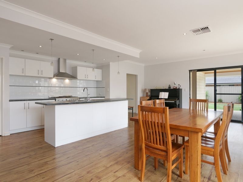 14 Oakleigh Pass, Harrisdale WA 6112