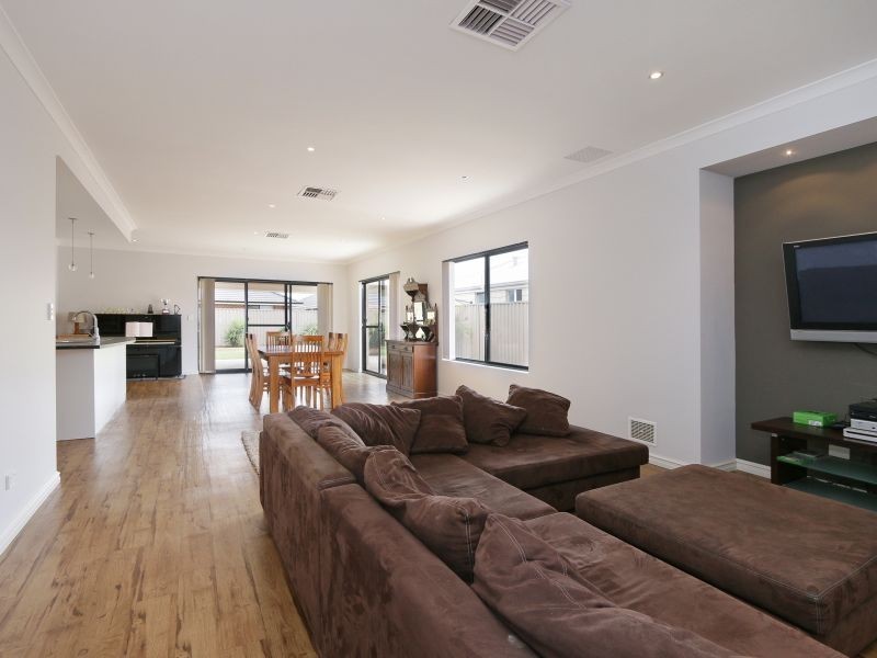 14 Oakleigh Pass, Harrisdale WA 6112