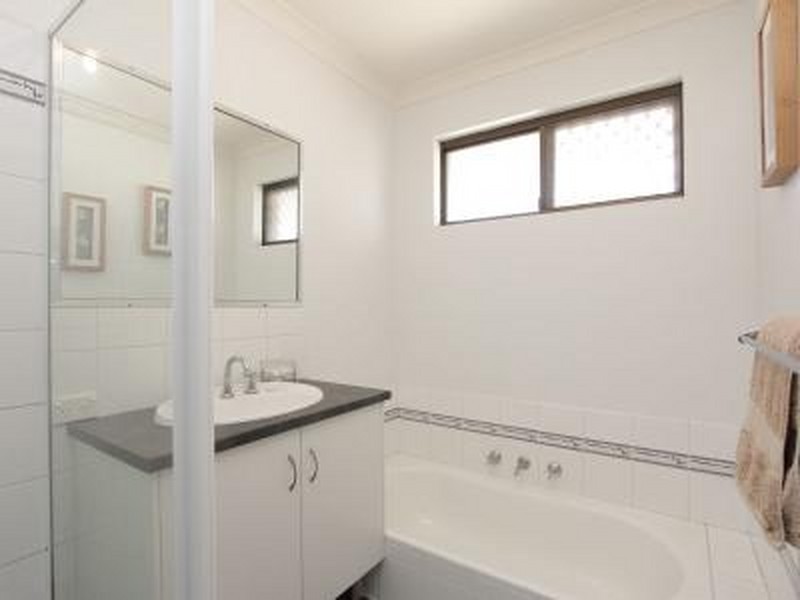 54 Lyrebird Way, Thornlie WA 6108