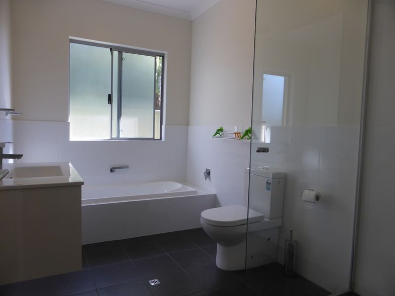13b Earls Court, Thornlie WA 6108