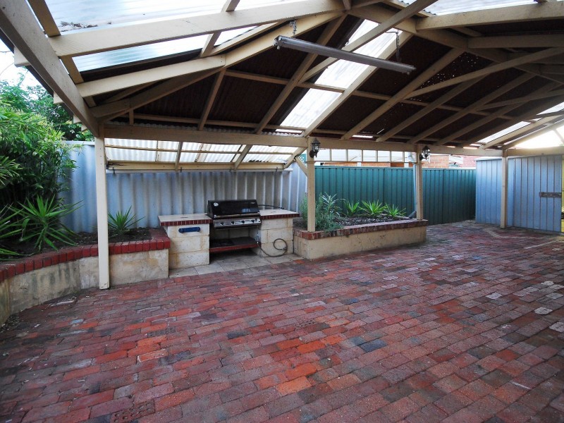 18 River Bank Drive, Gosnells WA 6110