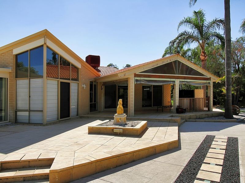 23 Livingstone Drive, Canning Vale WA 6155